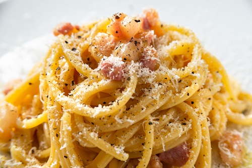 Carbonara il celebre piatto italiano. Origini e ricetta della Carbonara.