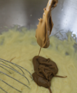 aggiunta di crema al pistacchio